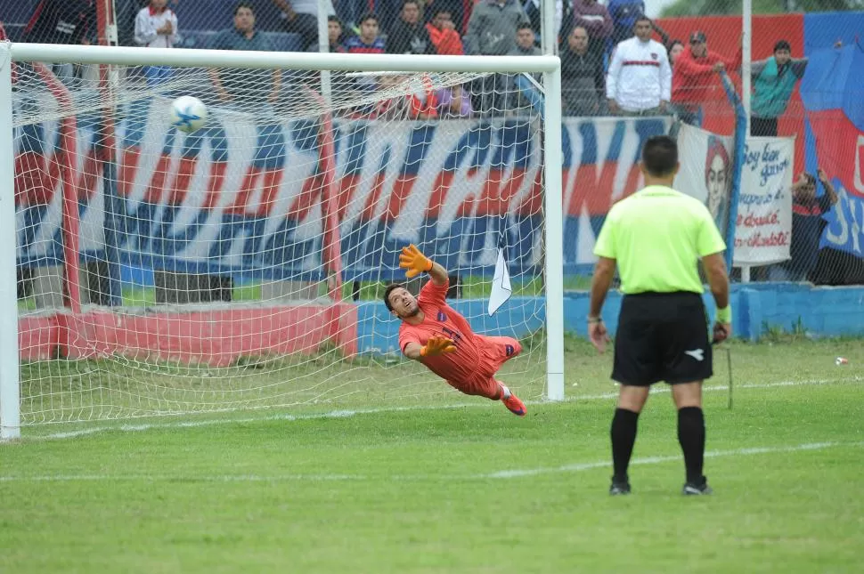 INATAJABLE. Rodrigo Pombo mira con desesperación como la pelota enviada por Ramón Lentini, desde el punto del penal, viaja para besarse con la red. El delantero celebró por partida doble en Santiago. la gaceta / fotos de héctor peralta 