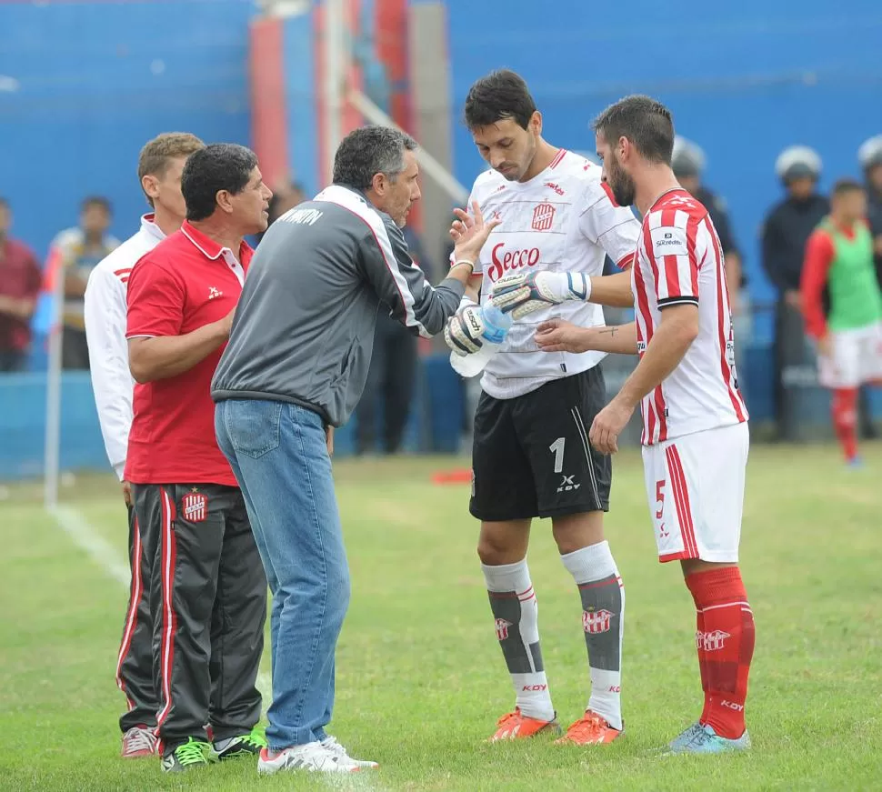 INDICACIONES. Cagna habla con Taborda (1) y Briones en un parate del partido. la gaceta / foto de héctor peralta 