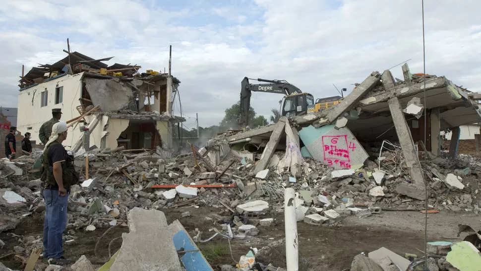 DEVASTADO. La localidad de Pedernales fue una de las más afectadas por el sismo del sábado. REUTERS