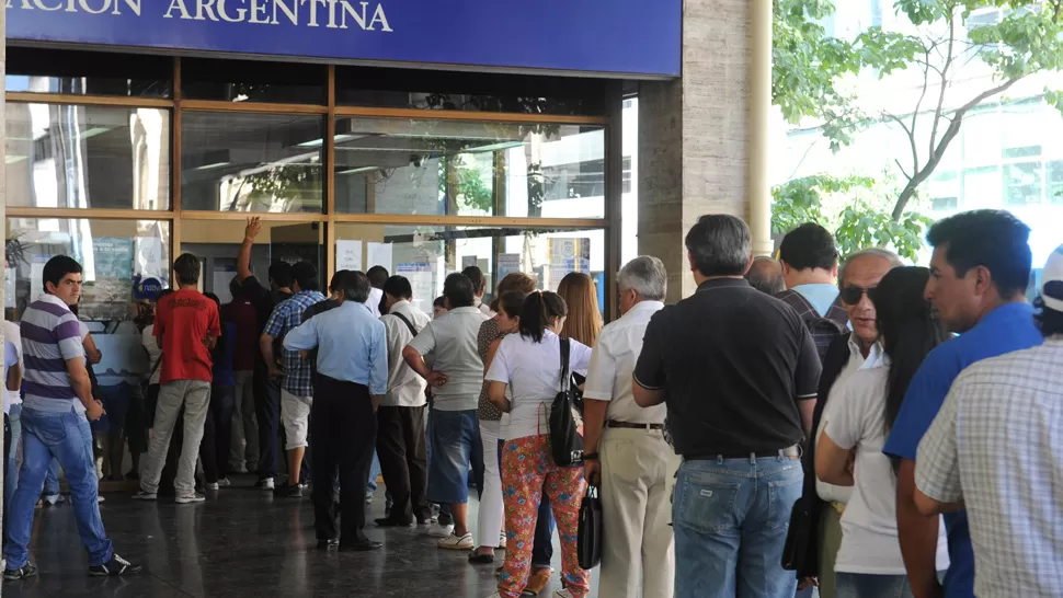 COLAS EN LOS BANCOS. Por el paro bancario se espera mucha afluencia a las entidades crediticias. ARCHIVO