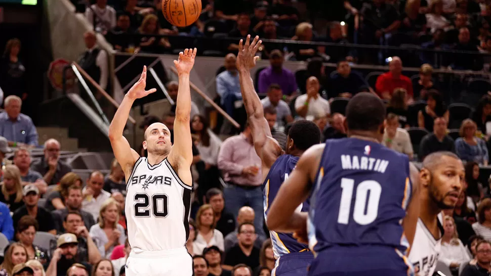 SOLIDOS. Manu y Spurs demostraron que son candidatos a quedarse con la serie y a aspirar un la final de Conferencia. REUTERS