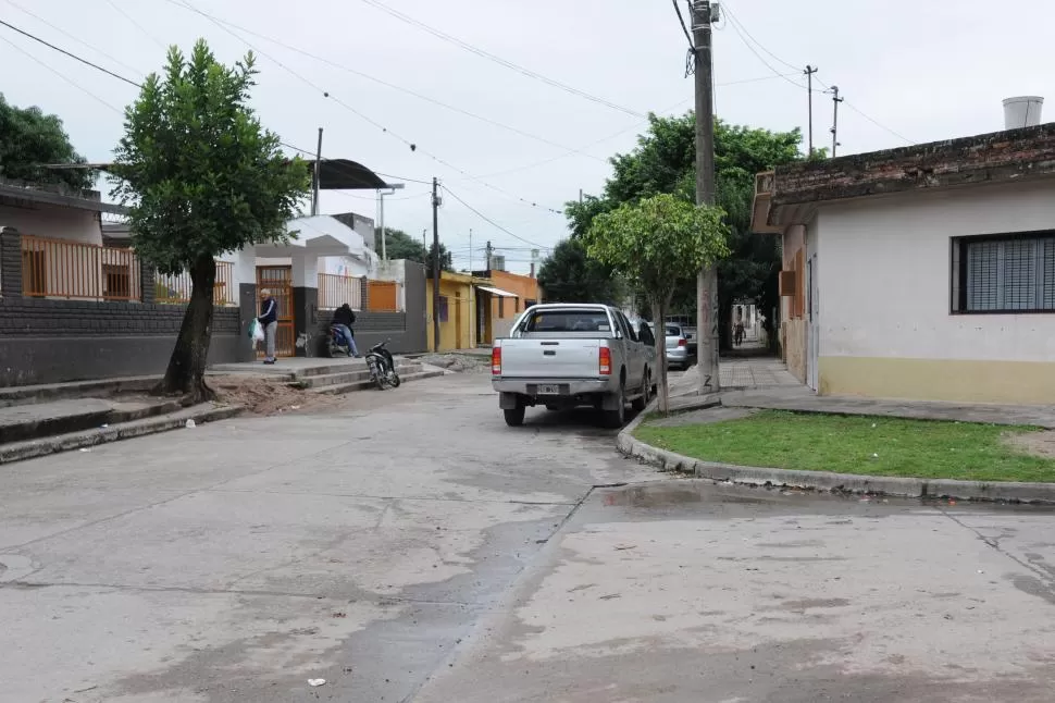 FRENTE A UNA ESCUELA. Hernández cayó herido en el pasaje O’Higgins. la gaceta / foto de Analía Jaramillo