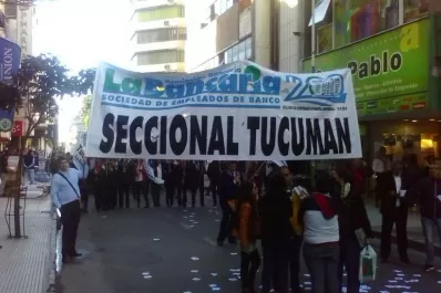 La Bancaria acompañó el paro con una ruidosa protesta por el centro