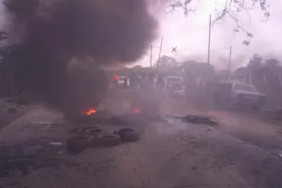 Hubo dos cortes de rutas y el tránsito hacia el este tucumano fue un caos