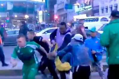 Hinchas de Cali y Boca se enfrentaron con piedras y cuchillos