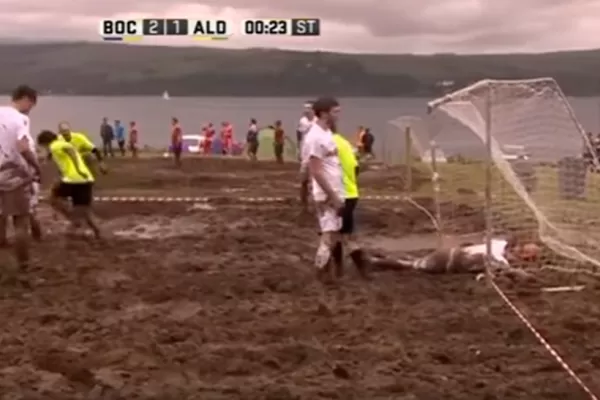 Video: las cargadas a La Bombonera llena de barro