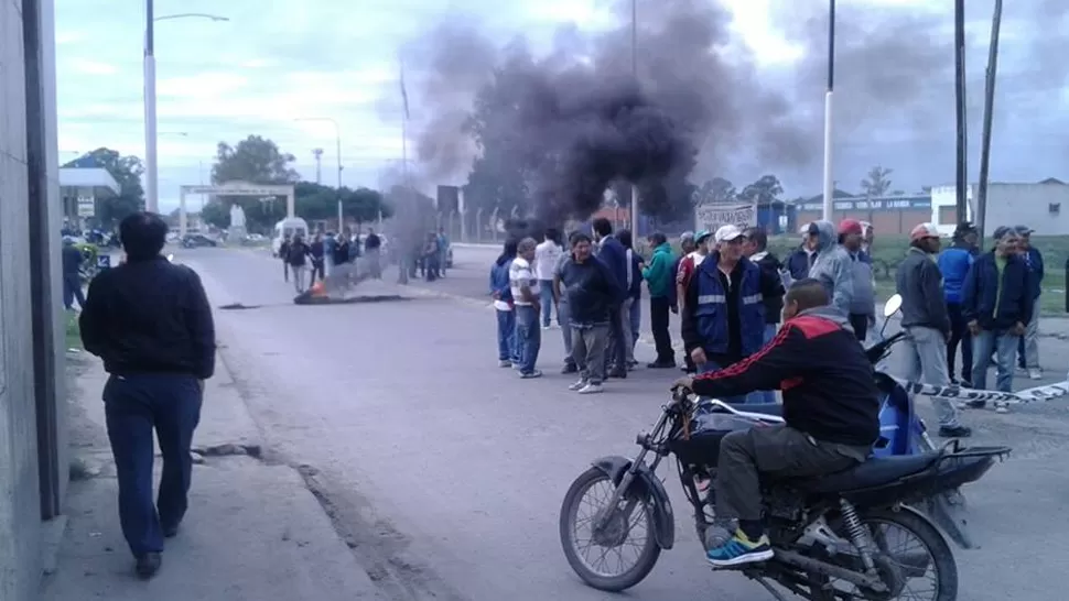 BLOQUEO DEL ACCESO AL PUENTE LUCAS CÓRDOBA. FOTO TOMADA DE TWITTER / @RadioCiudadSMT 