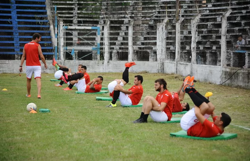 CON LA MENTE PUESTA EN EL “CUERVO”. Diego Bucci (en el centro) y todo el plantel “Santo” trabajan pensando en el duelo del domingo, contra Concepción FC. la gaceta / foto de Osvaldo Ripoll (archivo)