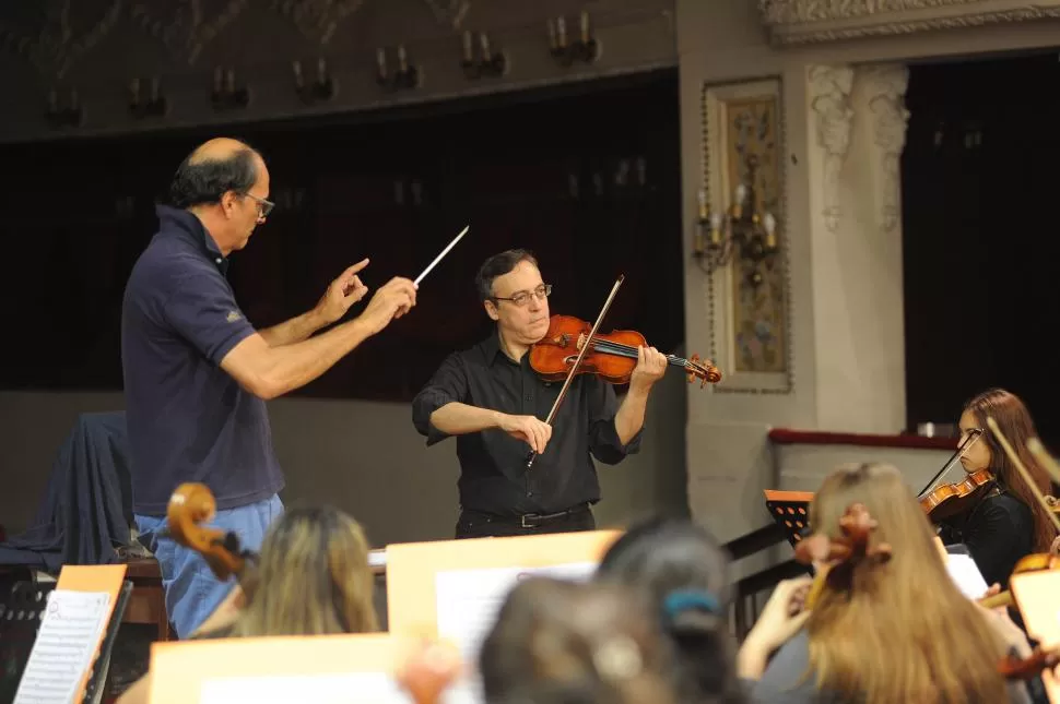 PRECISIÓN. Guersman marca y Siraví ataca el allegro de “Estrasburgo”. LA GACETA / FOTO DE HÉCTOR PERALTA.