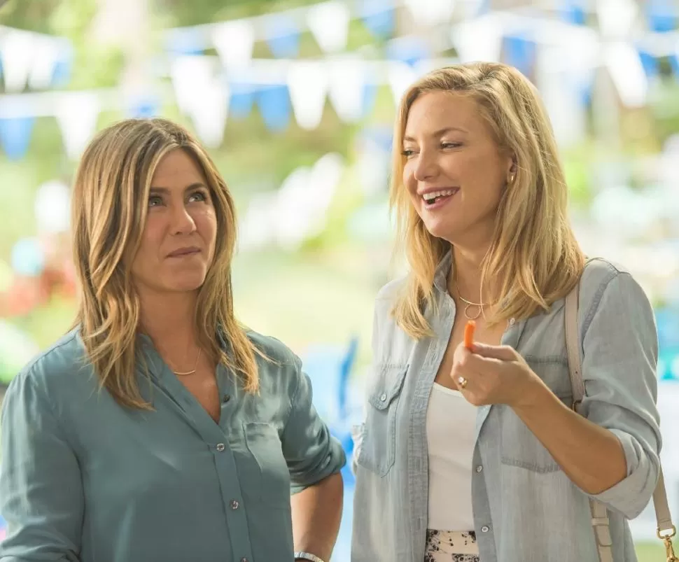 EN CRISIS. Jennifer Aniston y Kate Hudson, juntas en la pantalla grande.  