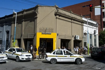 Asaltaron una panadería e intentaron huir en colectivo