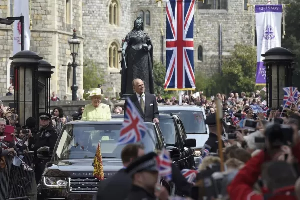 Diputados opositores se encadenan exigiendo referéndum contra Maduro