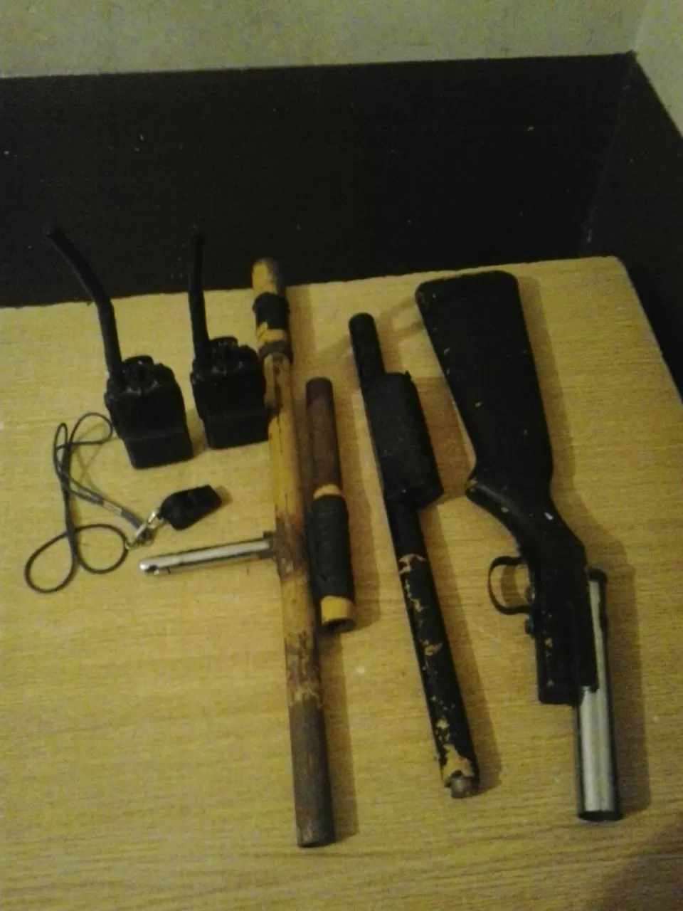 HALLAZGO.  En Villa Alem se secuestraron “tumberas” y dos handies.