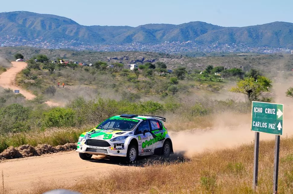 Ý LA NAVE VA... El Ford Fiesta Maxi Rally con motor turbo al comando de “Gero” Padilla transita a toda velocidad en el tramo seleccionado para el shakedown. FOTO DE marcelino mercado