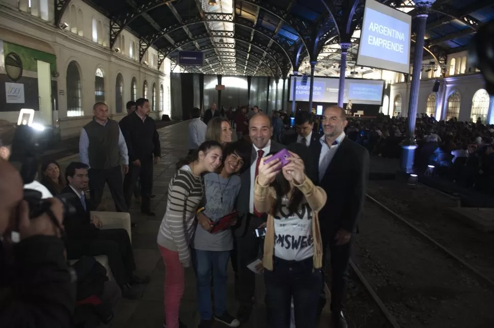 EMPRENDEDORES. Manzur (ayer con jóvenes participantes de Endeavor 200) gozará durante su mandato de 15 días hábiles de vacaciones anuales. la gaceta / foto de florencia zurita