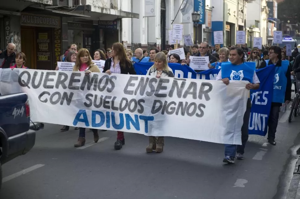 PARITARIAS NACIONALES. El martes 19 el sector de docentes universitarios se unió a la jornada de protesta de gremios y sindicatos de trabajadores.  la gaceta / FOTO DE JORGE OLMOS SGROSSO