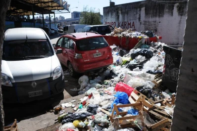 La ex terminal está rodeada de basura, cloacas rotas y veredas inexistentes