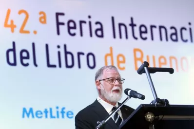 Manguel fue recibido con aplausos y protestas