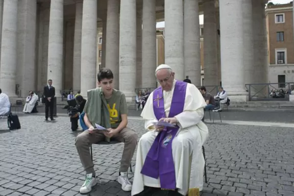 Francisco sorprendió en el confesionario más grande del mundo