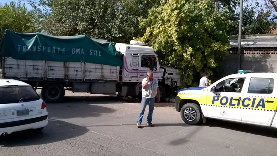 CRUZADO EN LA CALLE. Sólo se produjeron daños materiales. FOTO ENVIADA POR UN LECTOR