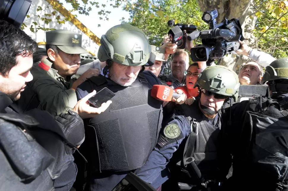 PROTECCIÓN. El abogado Jorge Chueco fue trasladado custodiado por gendarmes y con chaleco antibalas, casco y esposado a la sede de los tribunales de Comodoro Py.  dyn