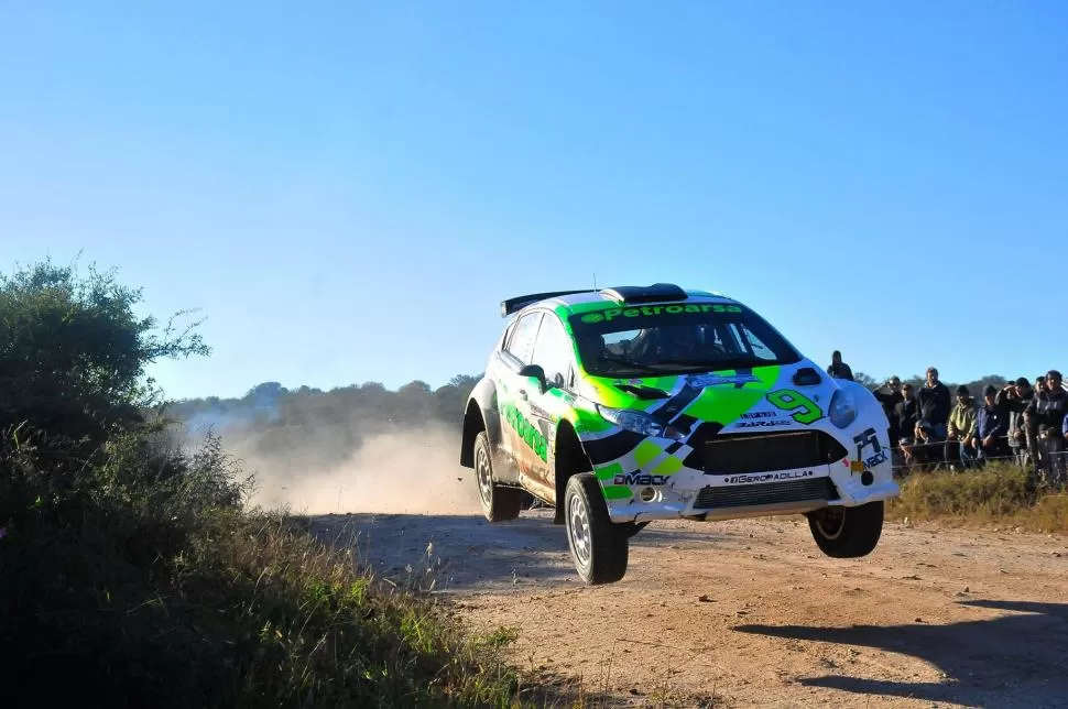EN LA GRAN LUCHA. Gerónimo Padilla ganó en confianza y entusiasmo a medida que avanzaba la competencia. Y eso que sufrió la rotura del limpiaparabrisas, de un neumático y una óptica de su auto.  FOTO de MARCELINO MERCADO 