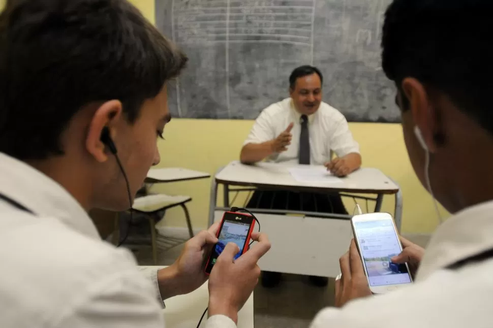 EN MODO MALEDUCADO. En las aulas, los docentes luchan para que los chicos despeguen la mirada de la pantalla y les presten atención. la gaceta / foto de Analía Jaramillo