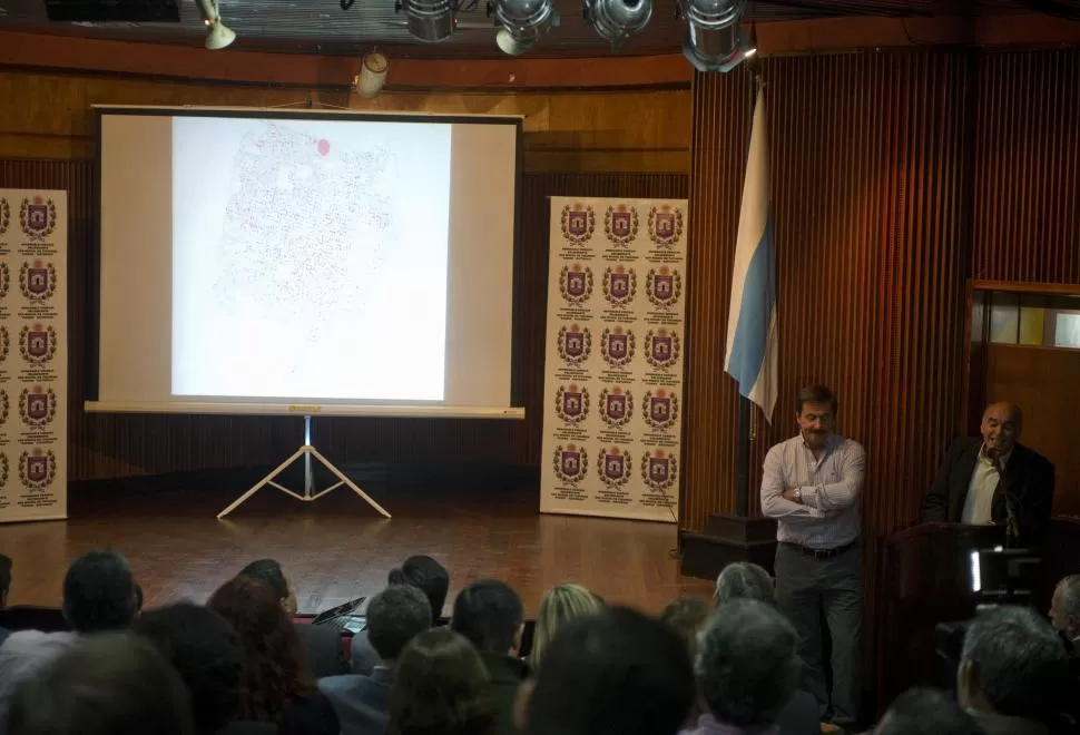 EXPOSICIÓN. Belloni expone desde el atril, acompañado por Veglia, los diferentes puntos del informe contra la SAT, ante la mirada de los concejales. la gaceta / foto de jorge olmos sgrosso