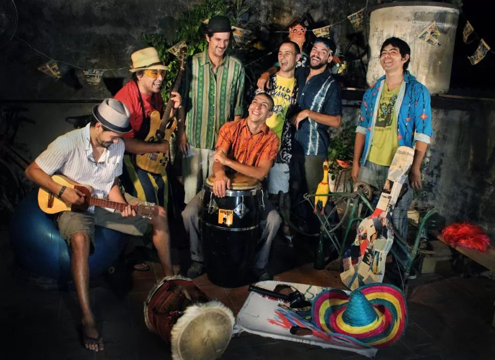 LA BANDA DEL RÍO SALÍ. El grupo interactúa permanentemente con el público y lo ayuda a descargar pesares. 