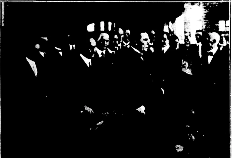 CÍRCULO DEL MAGISTERIO. Llega el ministro a la sede de los maestros. 