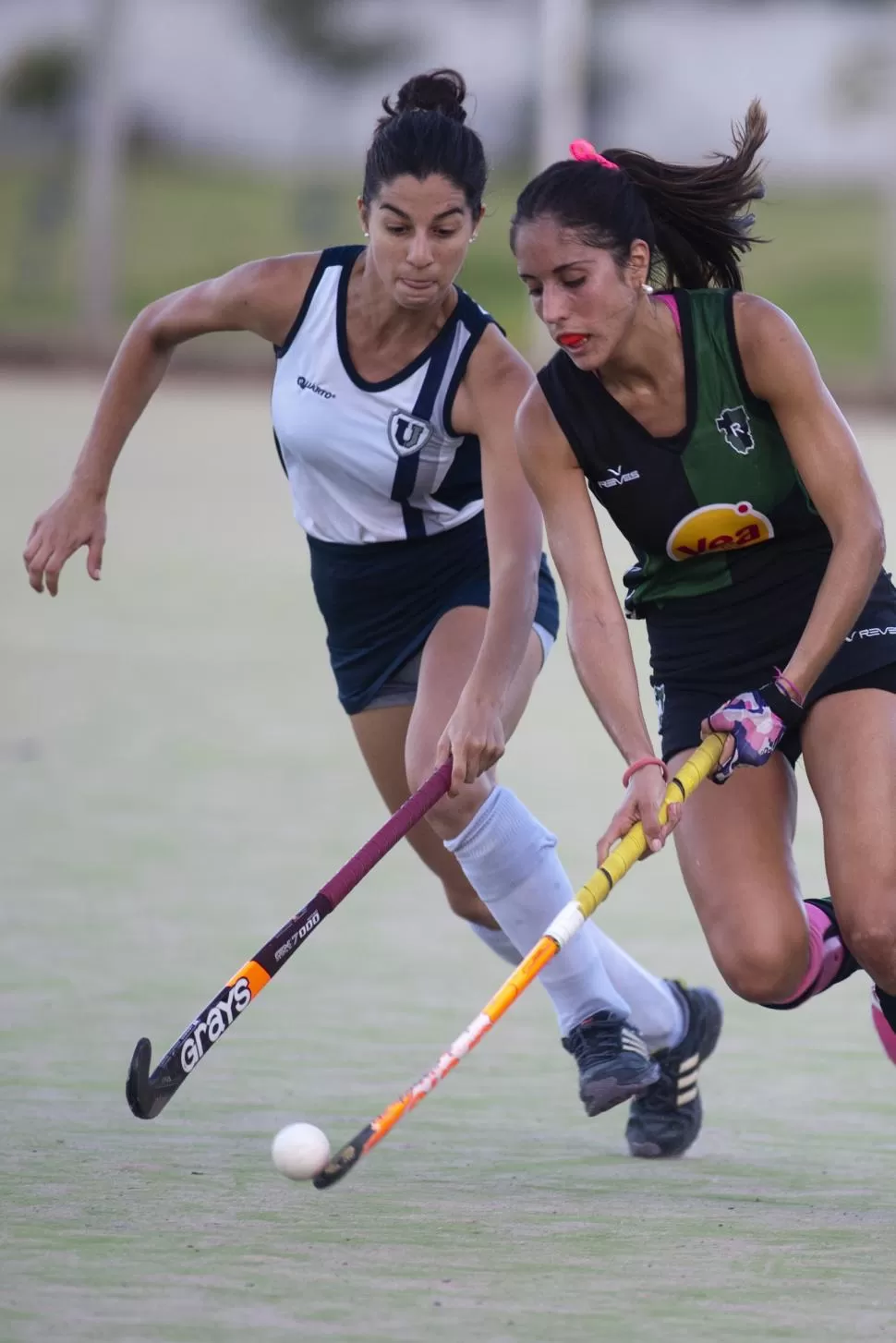 FIGURA. Emilia Albornoz (izquierda) es marcada por Sofía Hiquel, de Universitario. LA GACETA / FOTO DE DIEGO ARÁOZ