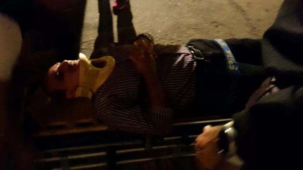 IMPREVISTO. Romano cayó al suelo tras el golpe; lo atendieron rápidamente. 