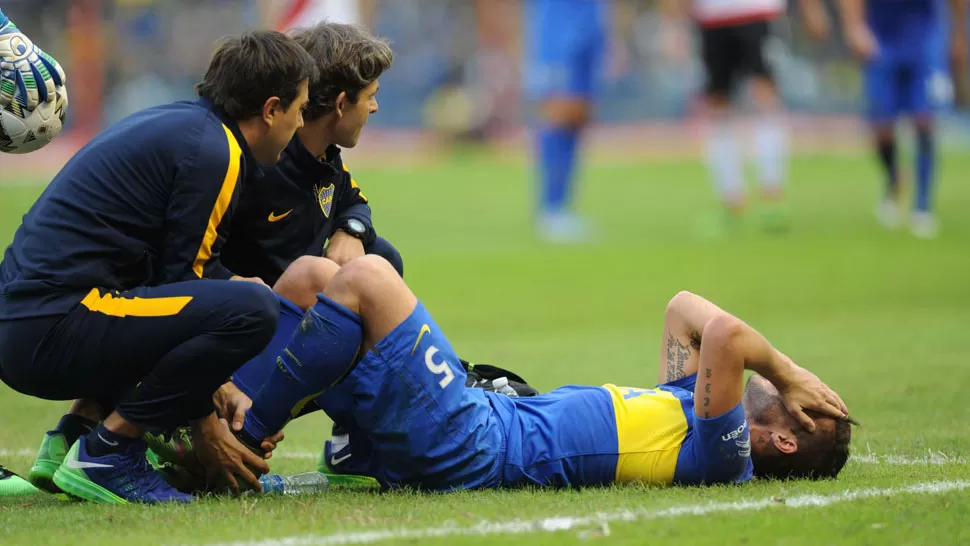 MALA PATA. Quedan segundos para el cierre del primero tiempo cuando Fernando Gago pidió el cambio. TELAM