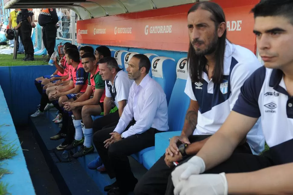 FUENTE DE POTENCIA. De derecha a izquierda, el médico, Ariel Zapata, Juan Manuel Azconzábal y Rodrigo Anaya junto a los suplentes que seleccionó el entrenador para el partido ante Defensa y Justicia, el sábado pasado.  la gaceta / foto de franco vera