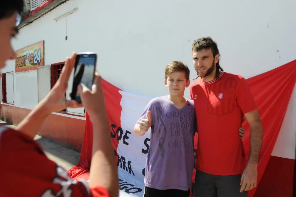 UNA FOTO PARA EL RECUERDO. Un hincha posa junto a Esteban Goicoechea, tras la práctica de ayer. El lateral es el jugador más buscado por los fanáticos. la gaceta / fotos de Analía Jaramillo