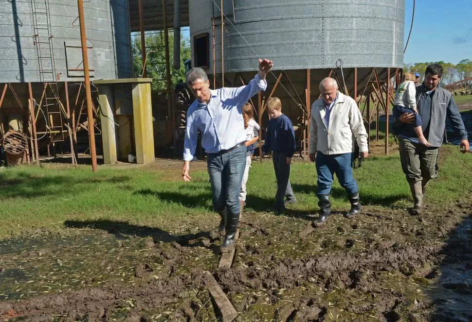 ZONA DE DESASTRE. Macri recorrió ayer localidades de Santa Fe en donde las lluvias causaron estragos. dyn