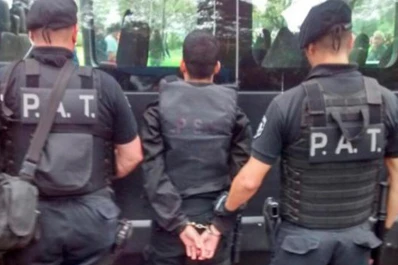 Se disfrazó de policía para ver el clásico de Rosario y lo atraparon