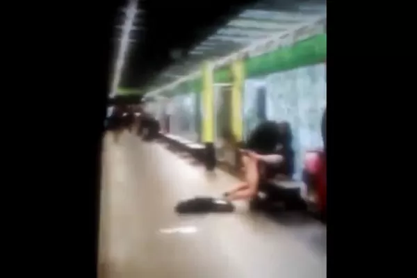 Video: filmaron a una pareja que tuvo sexo en una estación del subte