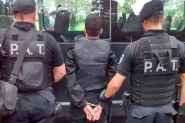 Se disfrazó de policía para ver el clásico de Rosario y lo atraparon