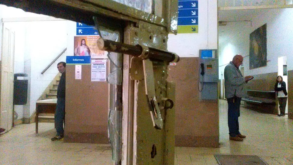 ASISTENCIA PÚBLICA. La puerta que forzaron los ladrones. LA GACETA / FRANCO VERA