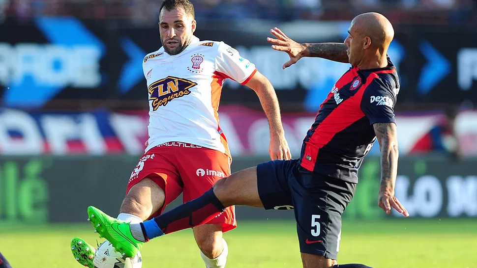 SE GANÓ LA TITULARIDAD. Mariano González se acopló al juego del Globo.
FOTO DE TÉLAM