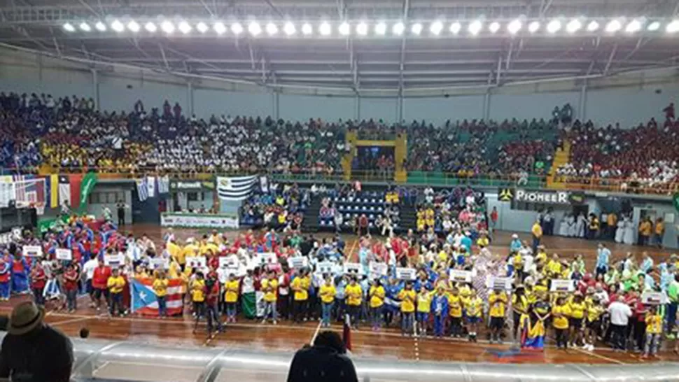 CEREMONIA INAUGURAL. El sábado se abrió el torneo continental para mujeres y varones mayores de 40 años.
FOTO TOMADA DE COMITÉ ORGANIZADOR IX PANAMERICANO DE MAXIBÁSQUET