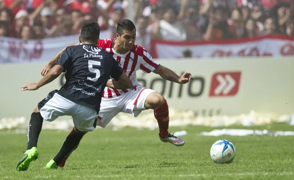 MUY BUEN NIVEL. Gonzalo Rodríguez las corrió a todas, luchó, desequilibró y definió de manera excelente una gran corrida de Bucci, para marcar el 2-0 parcial. la gaceta / FOTO DE JORGE OLMOS SGROSSO