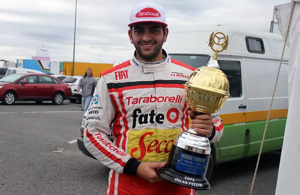 AMPLIA SONRISA, Pablo Ortega y el trofeo que ganó en el “Rosendo Hernández”. BH FOTOS 