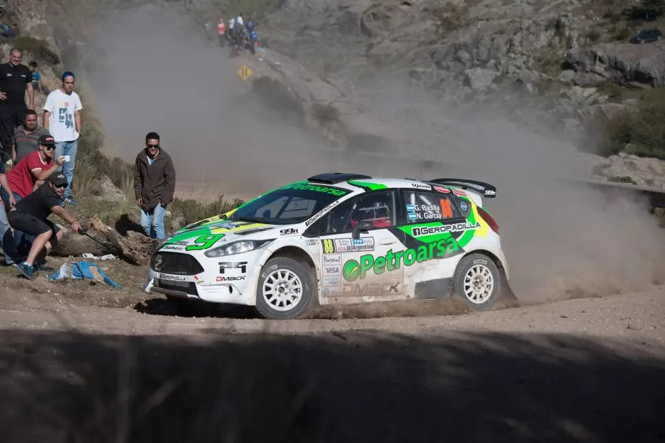 FIRME Y SÓLIDO. El Ford Fiesta de Padilla transita por los caminos del Valle de Traslasierra. FOTOS DE MARCELINO MERCADO