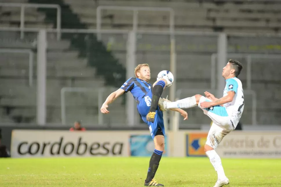 LUCHADO. El “Polaco” Menéndez disputando la pelota con un rival. La pelota anduvo poco por el césped y mucho por el aire. foto de Ariel Carreras (especial para la gaceta)