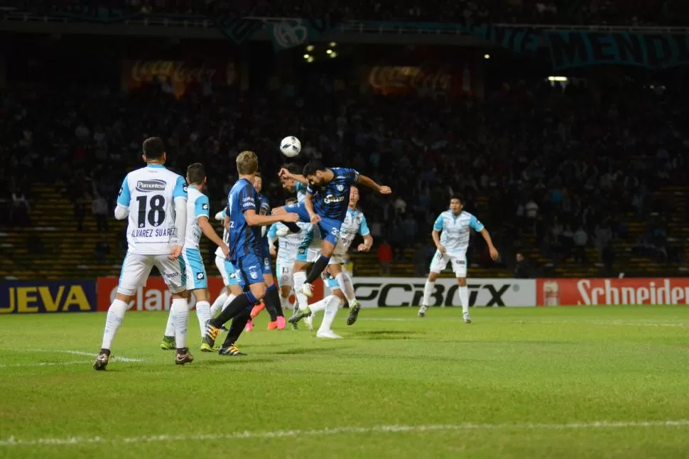 LEJOS DEL GOL. Cáceres gana en el salto durante una acción de ataque del “Decano” en el primer tiempo anoche, en el estadio “Mario Alberto Kempes”, de Córdoba. foto de Ariel Carreras (especial para la gaceta)