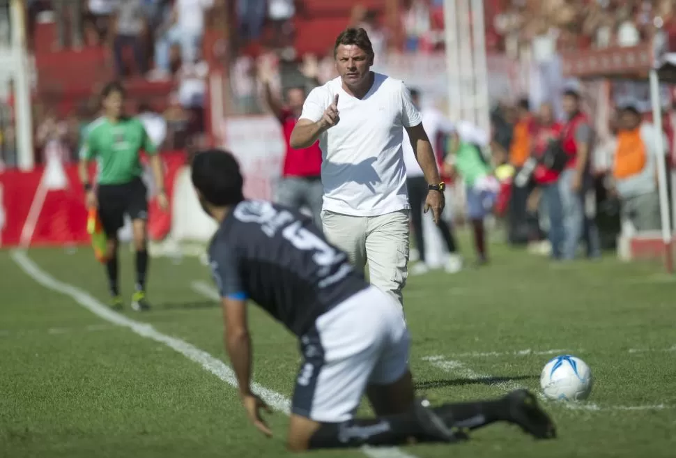 SINCERIDAD. Floreal García confesó que “cuando estábamos haciendo méritos para empatar, llegó el tercer gol y fue fatal”. la gaceta / foto de FOTO DE JORGE OLMOS SGROSSO