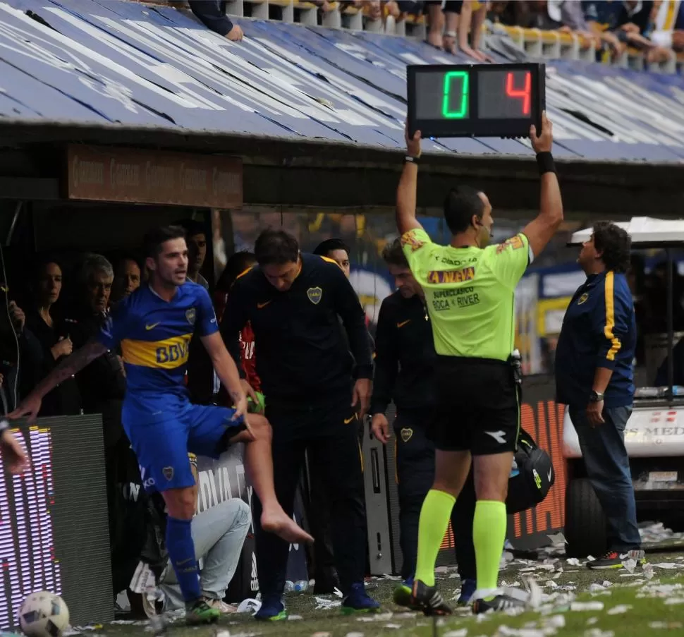 DOLOR. Gago dejó el campo sin entender la mala suerte que lo persigue. dyn 