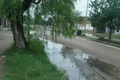 Las aguas servidas se apoderan de la avenida Democracia